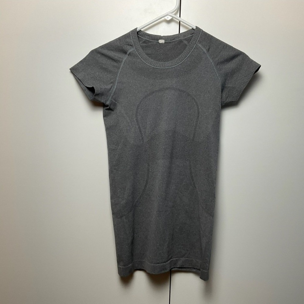 Lululemon Women Swiftly Tech Short Sleeve Heather Black 4 Running Gym Training